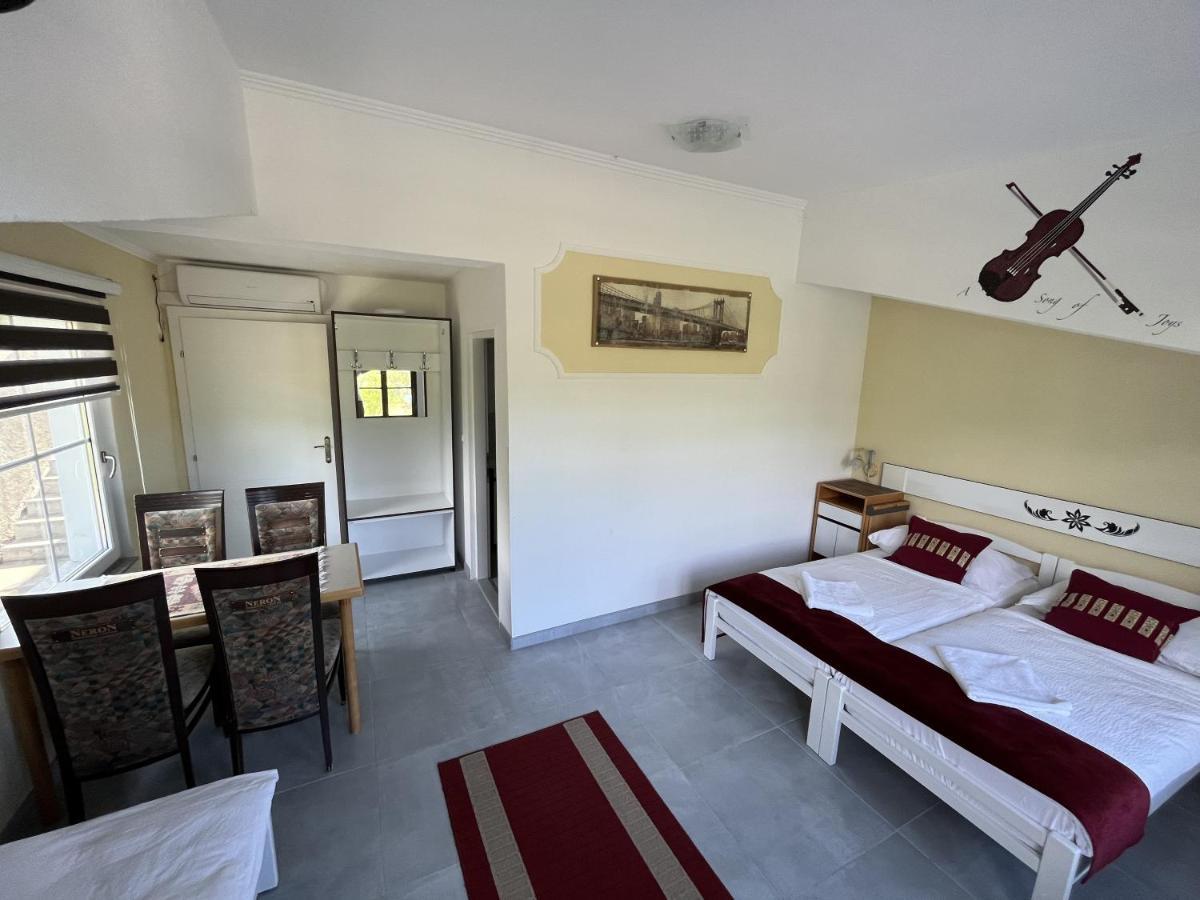 Rooms And Apartments Neron Bihac Lohovo Eksteriør billede