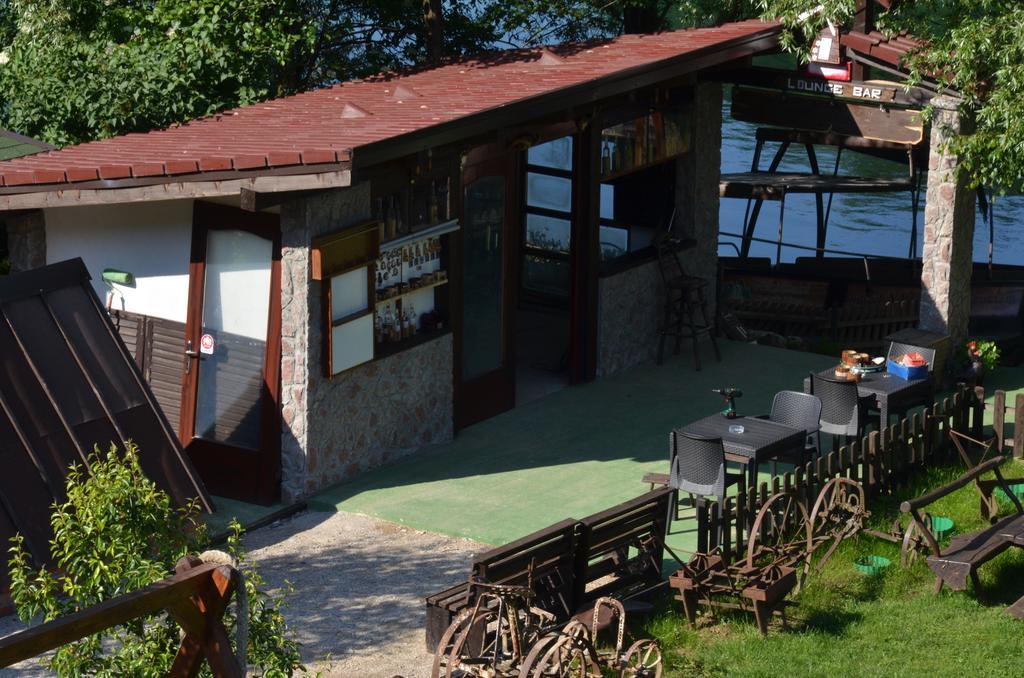 Rooms And Apartments Neron Bihac Lohovo Eksteriør billede